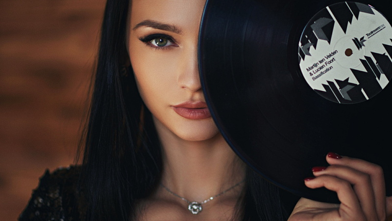 necklace, Sergey Fat, red nails, green eyes, dark hair, 1080P, women, vinyl, portrait, Kseniya Alekseevskaya