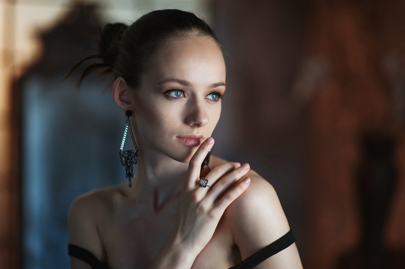 glamour, 1080P, one person, necklace, women, headshot, indoors, portrait, adult, jewelry, hair, make-up, looking at camera, pearl jewelry, focus on foreground