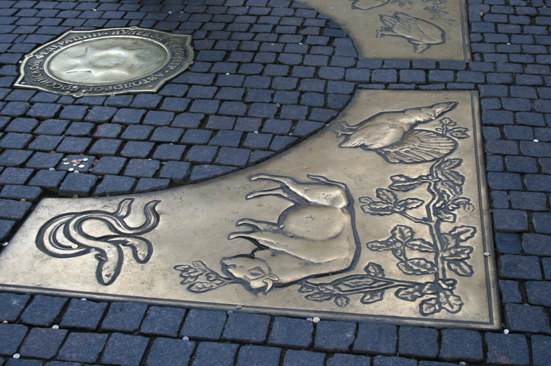 Plates, bronze plates, snake, no people, architecture, floral pattern, Point, indoors, city, built structure, art and craft, 1080P, Kilometer, high angle view