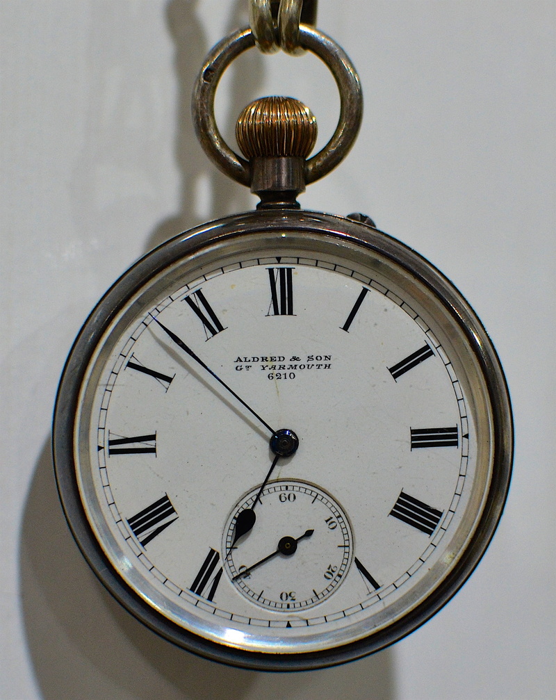 clock face, pocket watch, antique, indoors, accuracy, watch, close-up, old, vintage, clock, pocketwatch, still life, roman, minute hand, shape, time, single object