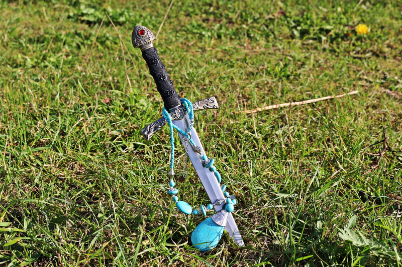 weapon, land, 5K, nature, animals in the wild, jewelery, sunlight, green color, animal wildlife, growth, vertebrate, dagger, field, metal, grass, animal