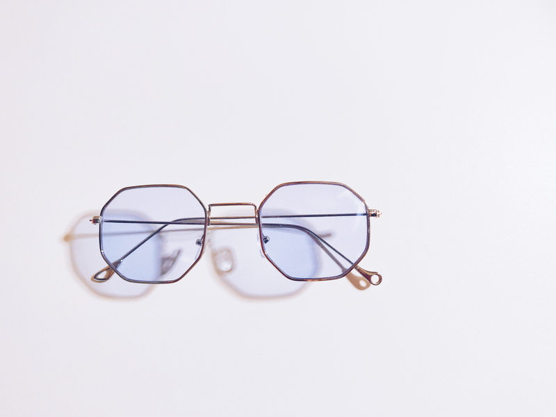 personal accessory, surface, still life, indoors, eyesight, no people, cut out, 4K, fashion, simplicity, studio shot, healthcare and medicine, shadow
