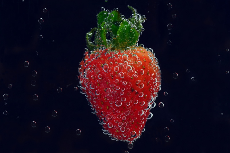 strawberry, mineral water, close-up, blubber, antioxidant, frisch, drop, ripe, indoors, 5K, no people, fruit, surrounded, freshness, healthy, healthy eating