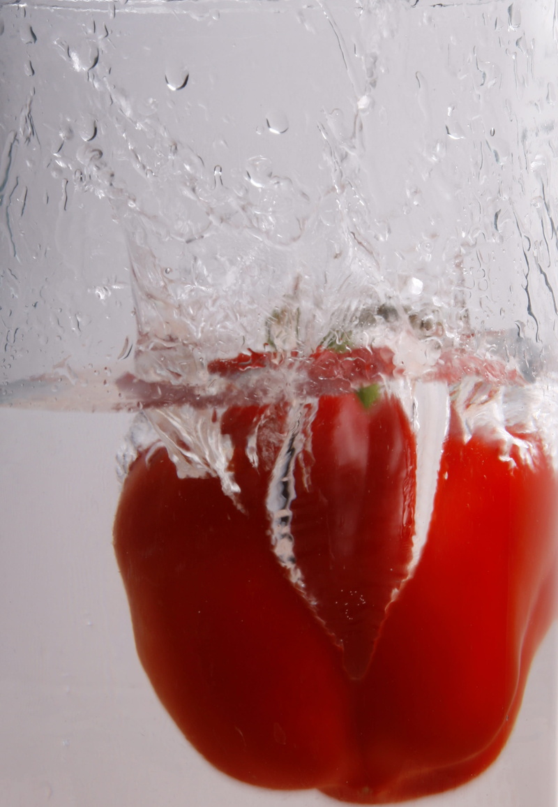 food and drink, rich in vitamins, 2K, cold temperature, immersion, blow, clear, nachtschattengewächs, air bubbles, refreshment, indoors, healthy, red