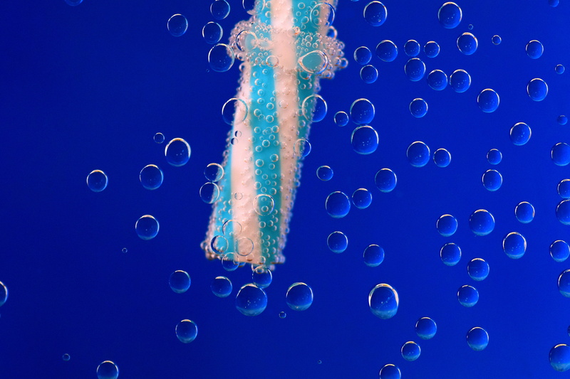 drink, blue, background, sea, purity, studio shot, soap sud, colorful, drinking straw, 5K, blow, immersed, indoors, motion, frisch, drinking tubes, tube