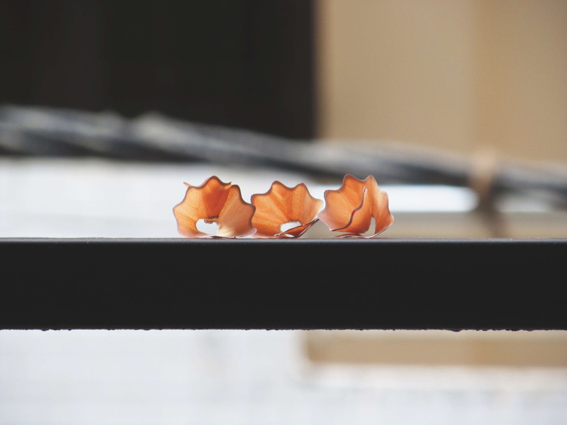 focus on foreground, domestic room, copy space, day, cute, table, freshness, vulnerability, three, indoors, close-up, shaving, fragility, selective focus
