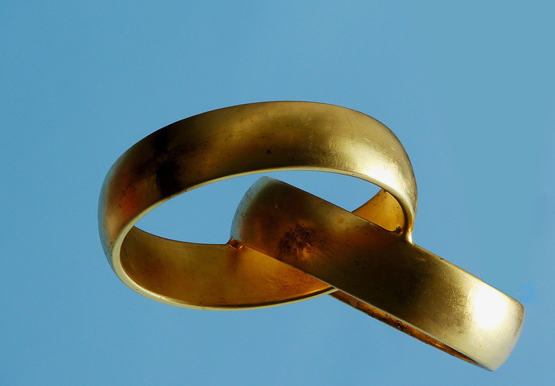 metal, no people, Finger Ring, day, 1080P, wedding, Wedding Rings, blue background, shape, Finger, close-up, blue, sunglasses, art and craft, nature, sculpture