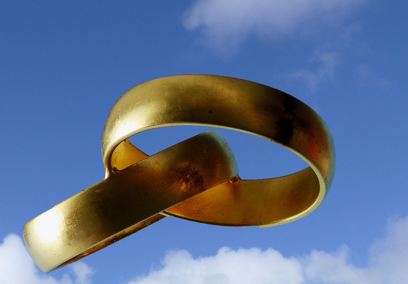 metal, sunlight, close-up, yellow, day, finger rings, no people, outdoors, 1080P, colored, wedding, gold ring, hand labor, gold, hand forged, sculpture