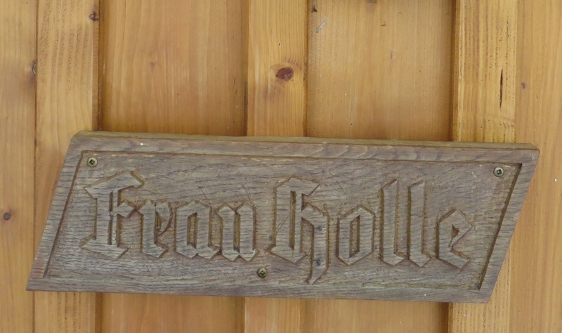 no people, capital letter, brown, 1080P, communication, day, fairy tales, wood - Material, information sign, indoors, creativity, message, mrs holle, close-up