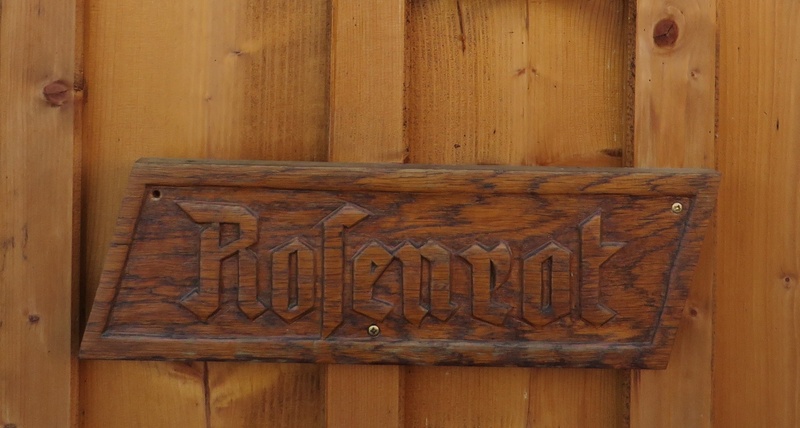 sign, close-up, wood grain, information sign, 1080P, open sign, day, western script, wood, fairy tales, capital letter, wood - material, entrance, no people