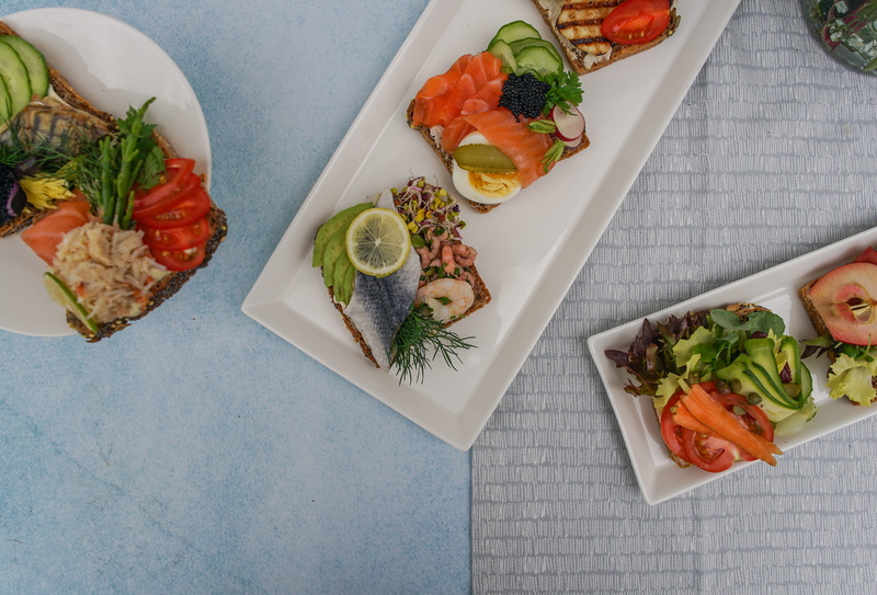 salad, freshness, catering, cloth, wellbeing, 2K, indoors, meal, sliced, fruit, avocado, salmon, flatlay, foods, tomato, linen, still life, platters, rye bread
