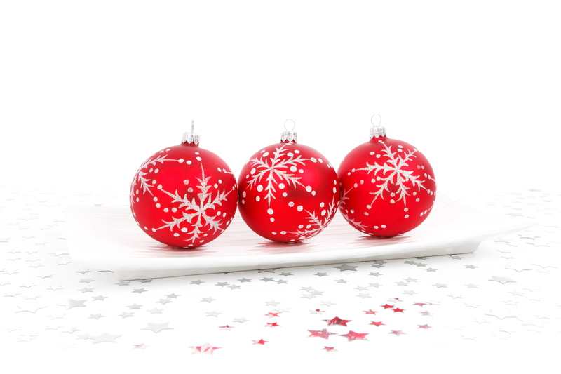 christmas ornament, bauble, food and drink, plate, ball, celebration, no people, studio shot, holiday, white, copy space, holiday - event, sphere, stars