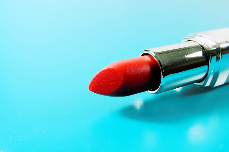 indoors, pen, science, makeup, water, colored background, blue, drop, blue background, studio shot, metal, red, various, single object, make Up, copy space
