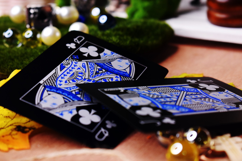portable information device, still life, wood - material, table, club queen, communication, high angle view, floral pattern, queen club, black card, plant