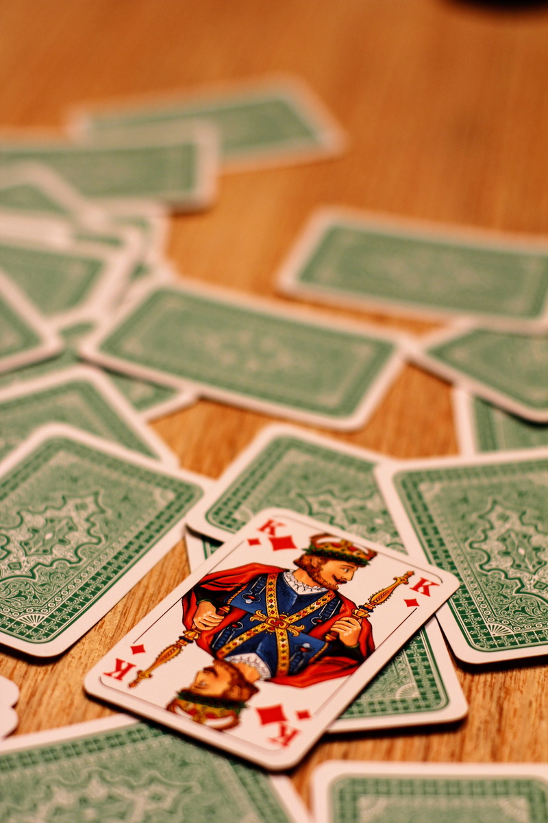 indoors, communication, arts culture and entertainment, 5K, opportunity, playing cards, contemplation, king, luck, letter, selective focus, play, people