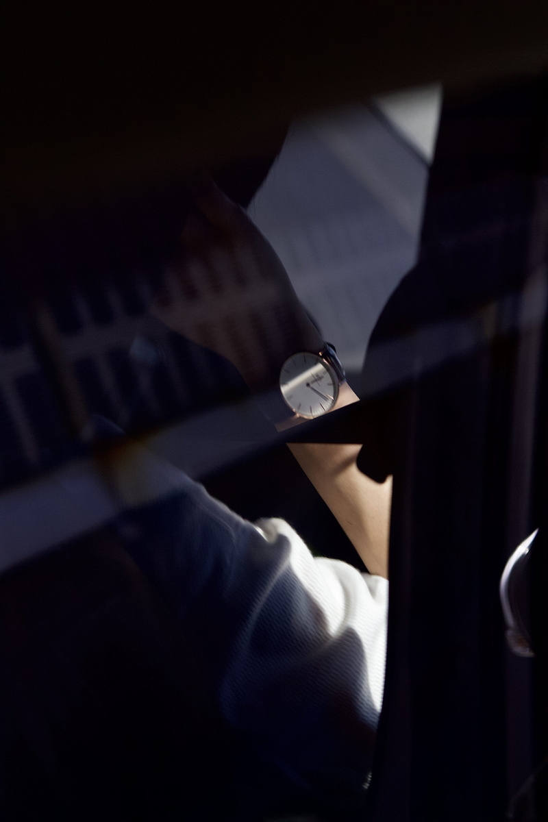 business, indoors, car mirror, luxury, banister, formalwear, car wheel, day, finger, electronics, hakata ward, clothing, hand, human body part, fukuoka