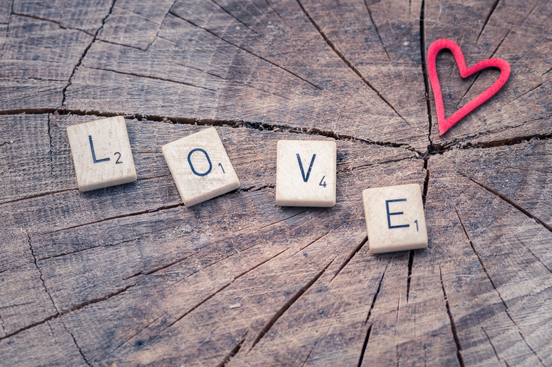 log, tree, table, capital letter, letter, wood, love, red, 5K, indoors, wood - material, number, romantic, message, celebration, heart, no people, emotion