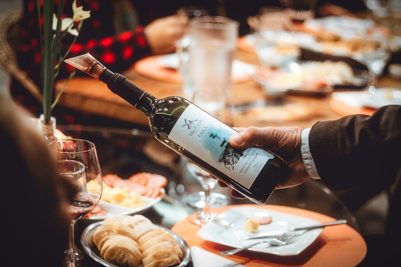 dinner, brazil, meal, relax, jacket, person, jantar, company, glass, eat, table, adult, food, 2K, pouring, human hand, serving food and drinks, man, vinicola