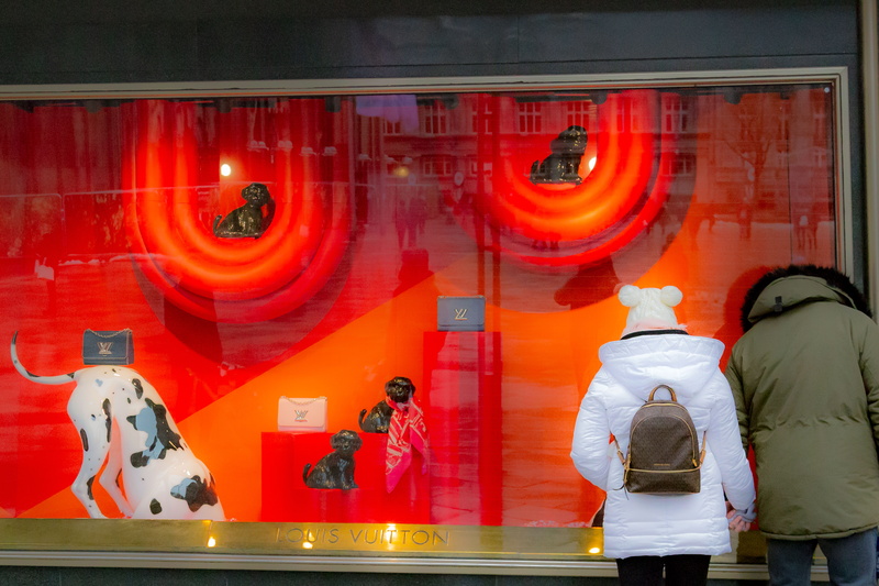 display, 8K, city, real people, domkloster 2, cologne, night, people, red, occupation, men, human representation, window, louis vuitton, representation