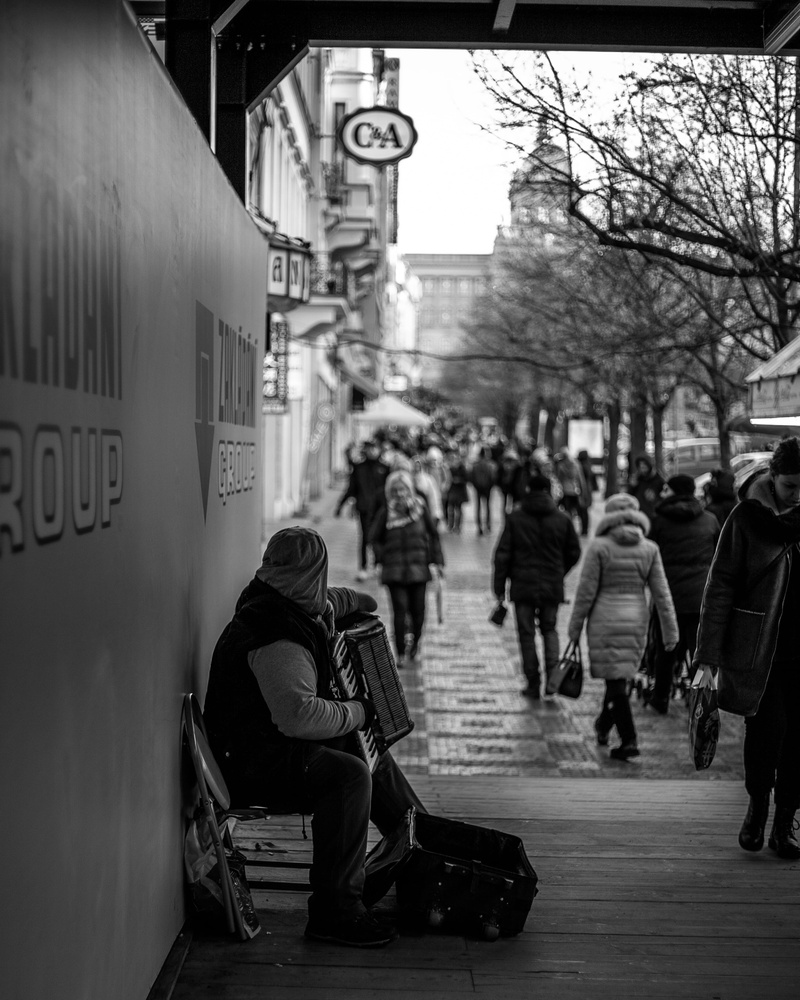 purse, 2K, men, bag, strap, sidewalk, city life, accessory, pedestrian, accessories, handbag, incidental people, day, suit, western script, architecture