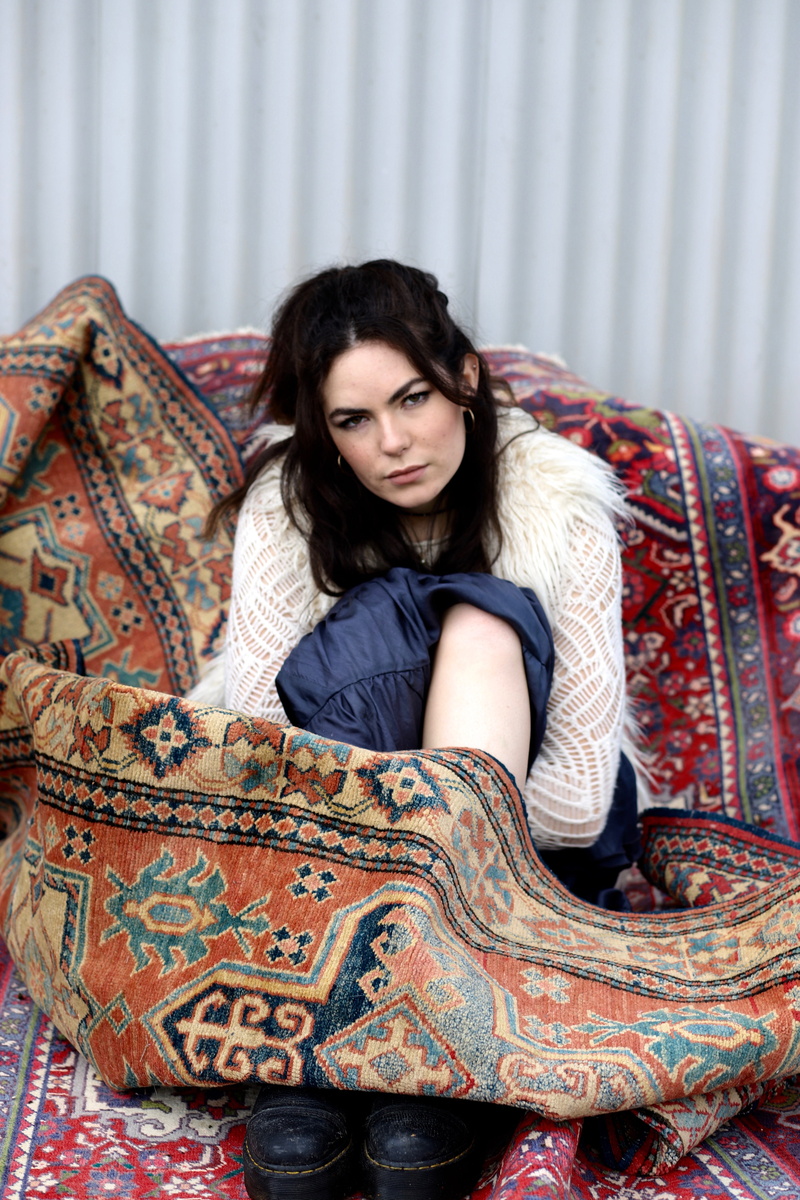 beautiful woman, women, beauty, handbag, young women, linen, long hair, pattern, couch, home decor, hair, person, purse, contemplation, cushion, adult
