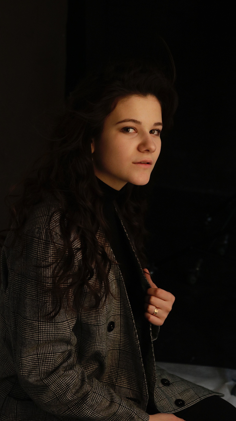 casual clothing, teenager, indoors, person, human, tire, night life, portrait, blazer, handbag, real people, looking at camera, waist up, hairstyle, clothing