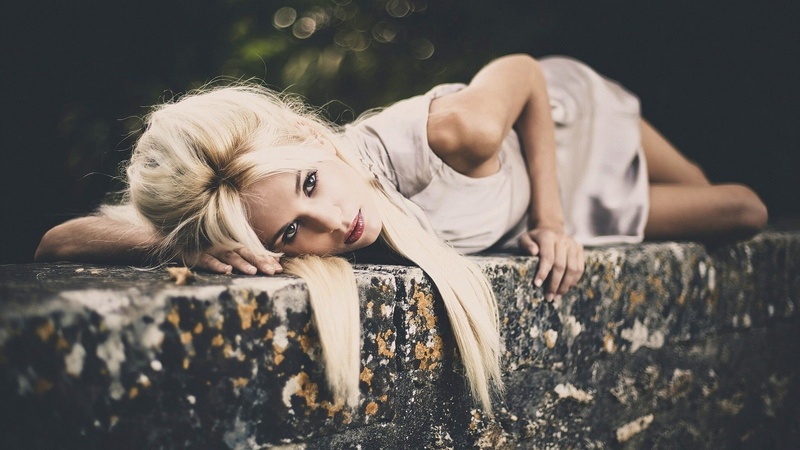 blue, lying on side, 1080P, depth of field, field, red, blue eyes, red lipstick, side, women, dress, blonde, depth, lipstick, eyes, lying