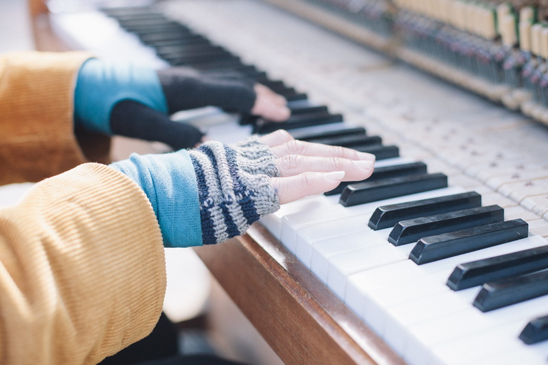 keyboard, one man only, close-up, midsection, lifestyles, practicing, one person, hobbies, focus on foreground, people, human Finger, music, 5K, fingerless gloves