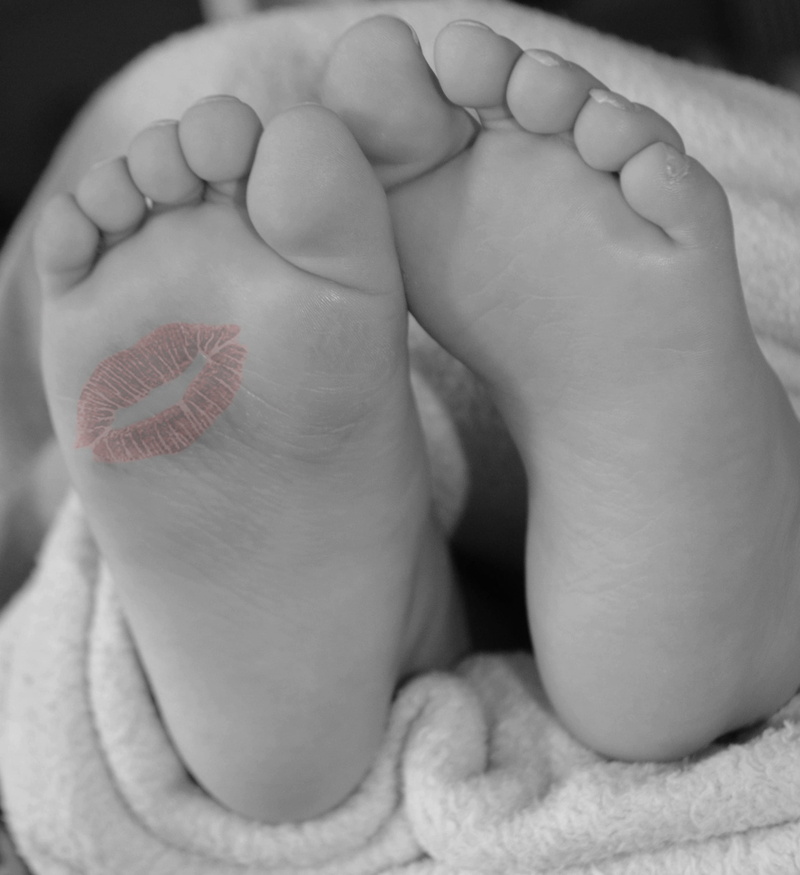 indoors, kiss mark, adult, 2K, selective, mark, human Hand, feet, newborn, people, red, babyhood, photography, toe, human Foot, color, human Toe, childhood