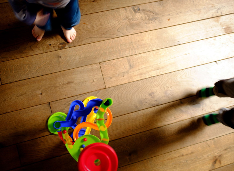 lifestyles, play, low section, body part, human limb, 4K, young, happiness, human body part, board, men, feet, home interior, playing, human leg, indoors