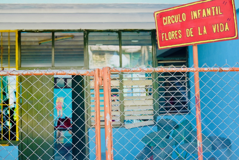 barrier, habana, building, metal, building exterior, sign, school, shop, circulo infantil, boundary, childhood, chainlink fence, beside, 4K, safety, focus on foreground