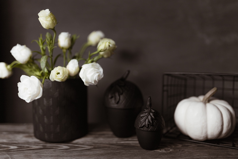 white pumpkin, food and drink, halloween, vase, spice, flower head, nature, garlic, home decor, food, mood, pumpkin, table, decorations, home, close-up