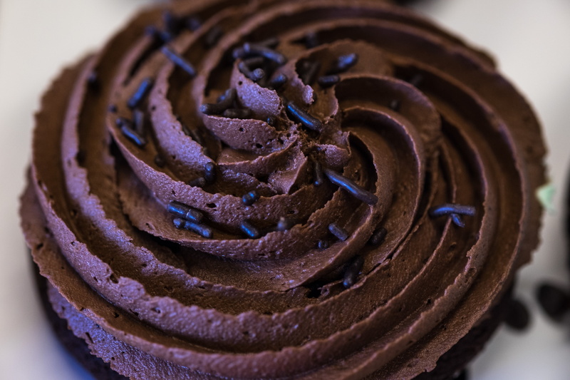 treat, vanilla, cupcake, chocolate icing, toppings, indulgence, purple, 4K, studio shot, party, temptation, chocolate, celebration, swirl, cream, tasty