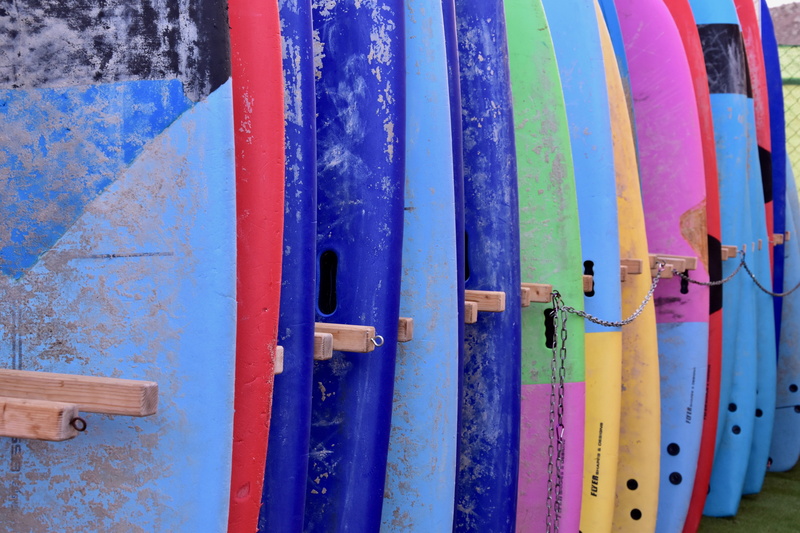 blue, close-up, entrance, sand, wall, rack, surfboards, day, surfboard, metal, set, choice, multi colored, color, backgrounds, outdoors, leaning, lock