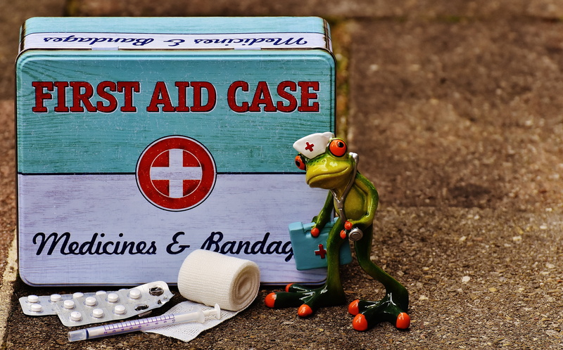 medic, box, frog, metal, information sign, non-western script, western script, still life, message, communication, emergency, close-up, no people, sign