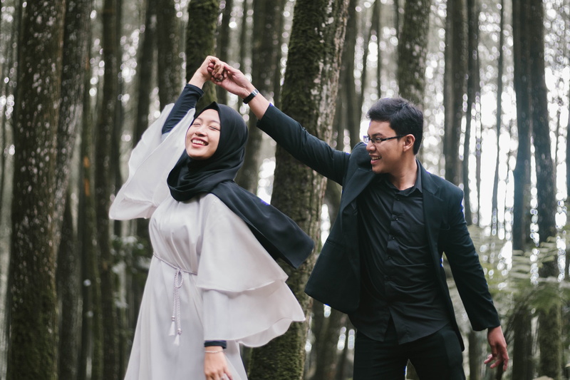 leisure, wear, pose, woods, love, land, three quarter length, nature, day, young adult, standing, togetherness, 5K, enjoyment, two people, woman, fashion