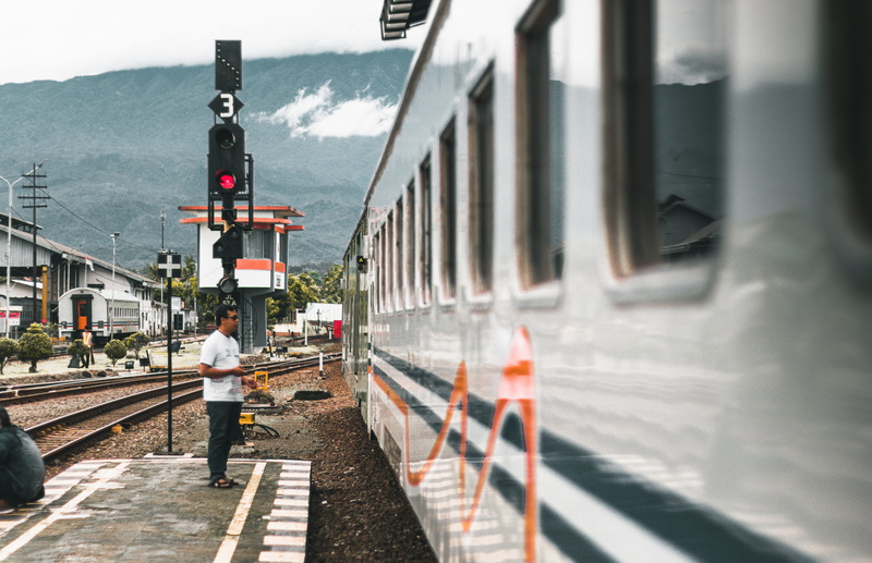 passenger train, train, stations, trip, 5K, men, outdoors, real people, track, day, travel, railroad station, train - vehicle, mytrip, mountain, public transportation
