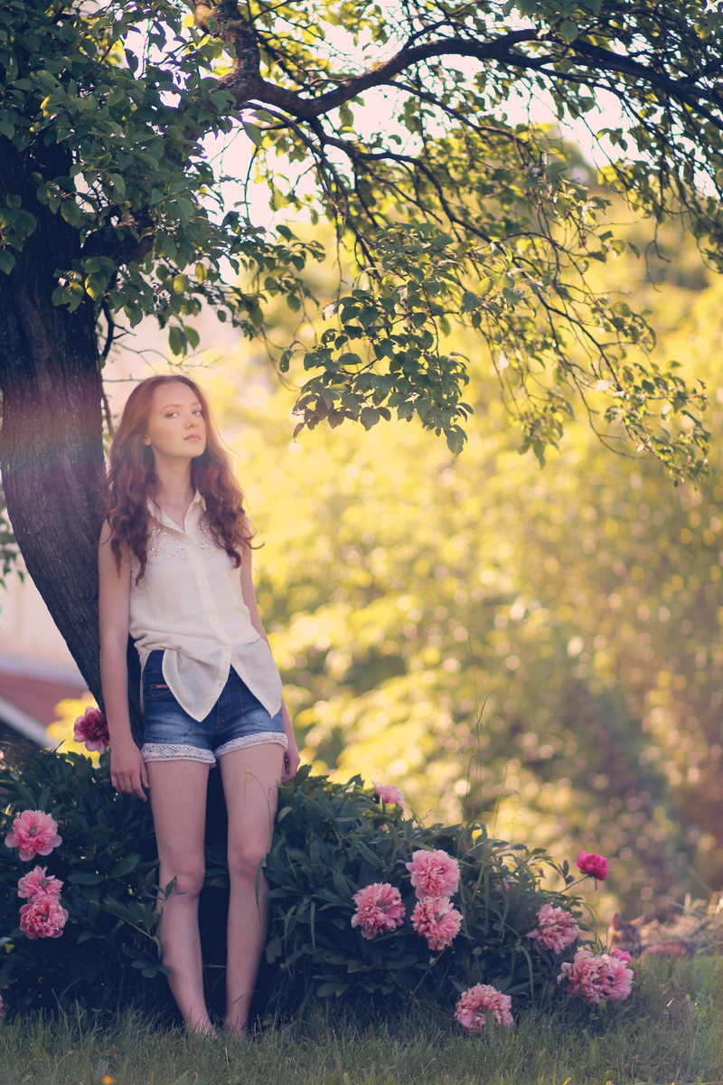 outdoors, photo, button, real people, only women, short, woman in white, beautiful woman, beauty, contemplation, full length, leisure activity, fashion
