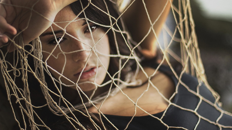 mesh, rope, shirokoformatnye, network, girl, background, fatigue. meditation, mood, look, hand, face, 1080P, brunette