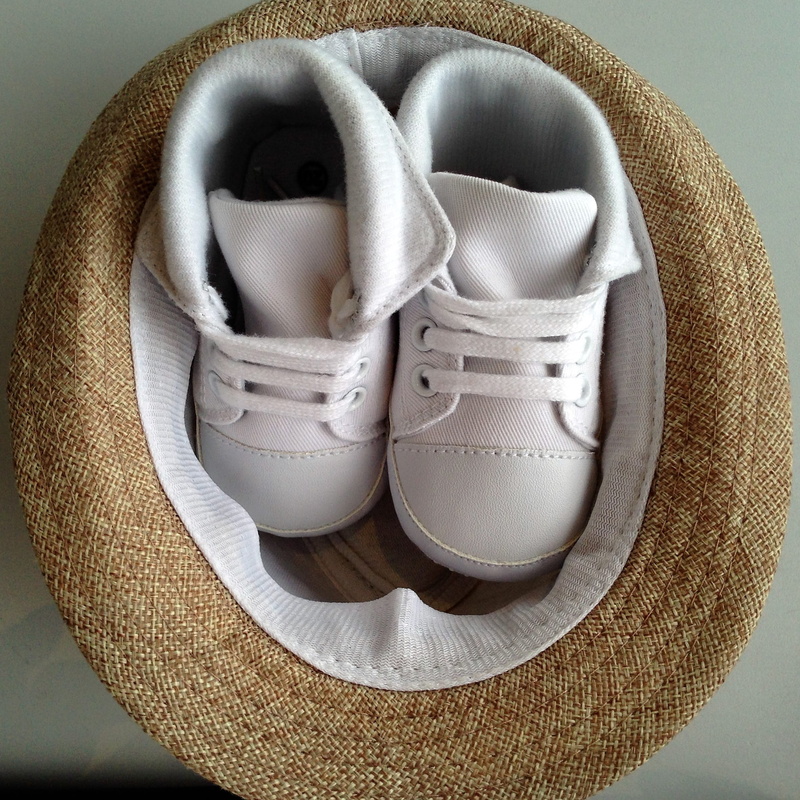 high angle view, simplicity, brown, no people, 1080P, textile, baby, pair, softness, shoe, compatibility, studio shot, clothing, four objects, group of objects