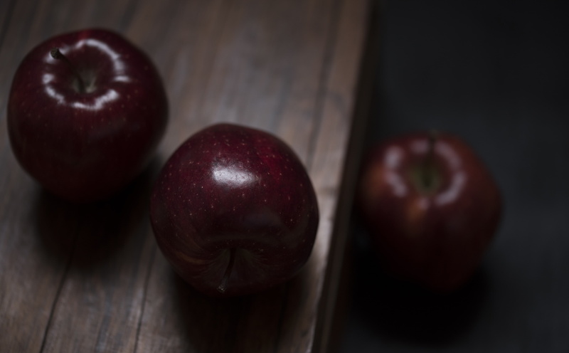 redapple, fruit, four objects, freshness, Food, focus on foreground, Dark, three objects, wood - material, Fruits, indoors, group of objects, Apples, studio shot